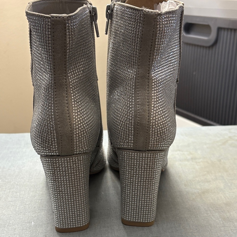 Steve Madden Silver Rhinestone Pointed Toe Booties NWOT -never worn - Picture 7 of 8